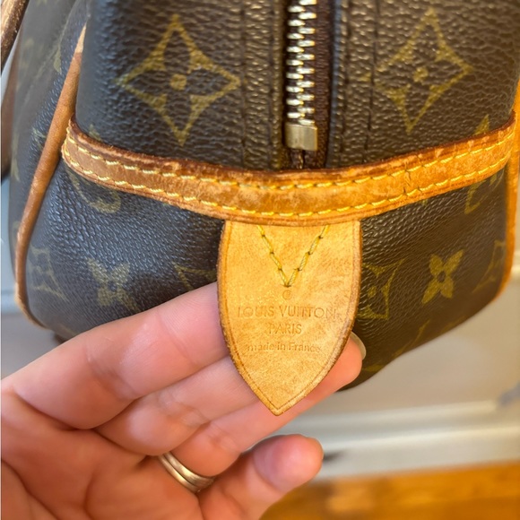 Authentic vintage Louis Vuitton shoulder purse. - Picture 4 of 6